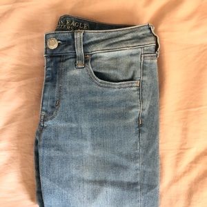 AMERICAN EAGLE LIGHT WASH JEANS